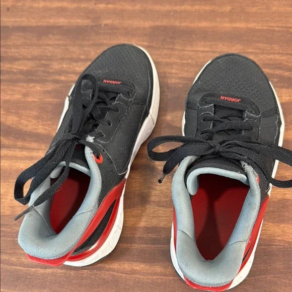 JORDAN AIR JORDAN Black and Red Sneakers Nike Little Boys Size 1 - Picture 7 of 10